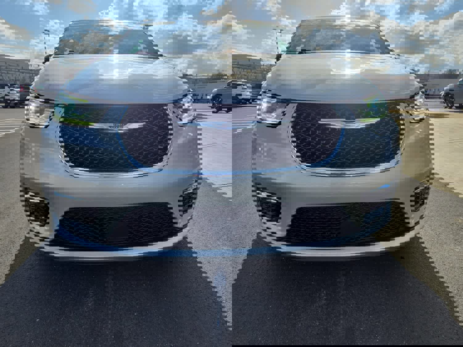 Used 2024 Chrysler Pacifica Touring-L image 3