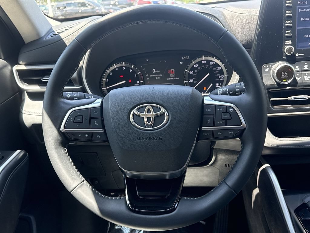 Used 2021 Toyota Highlander XLE AWD/4WD image 11