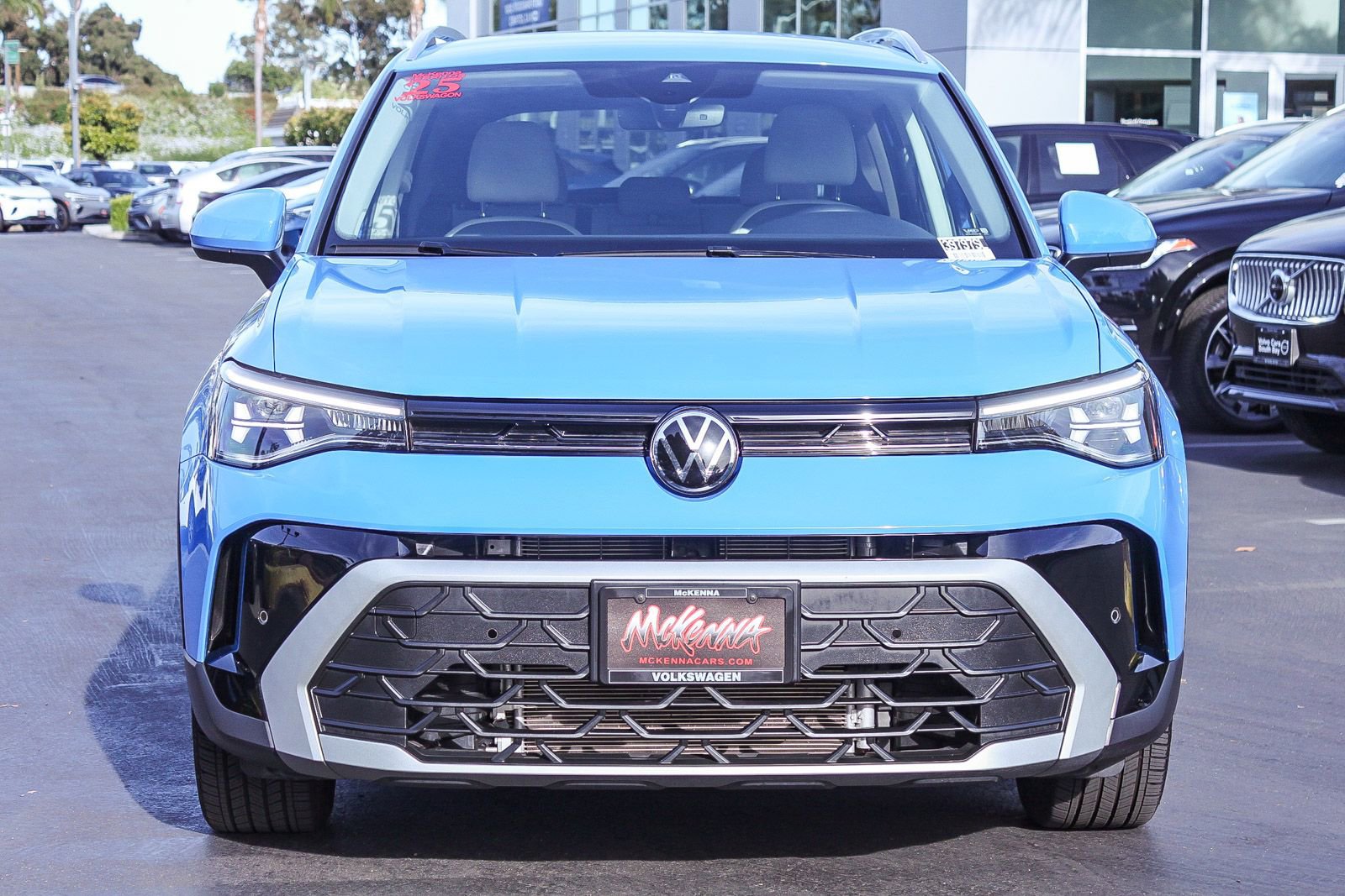 Used 2025 Volkswagen Taos SE FWD image 2