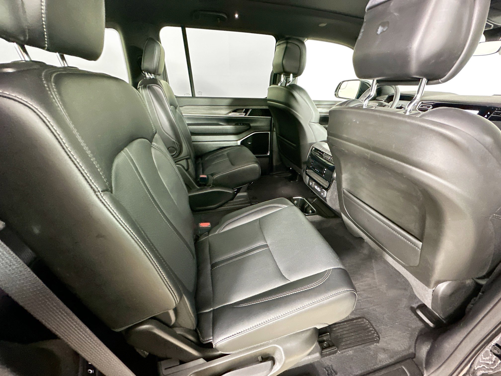 Certified 2023 Jeep Wagoneer Series III w/ Premium Group I AWD/4WD image 37
