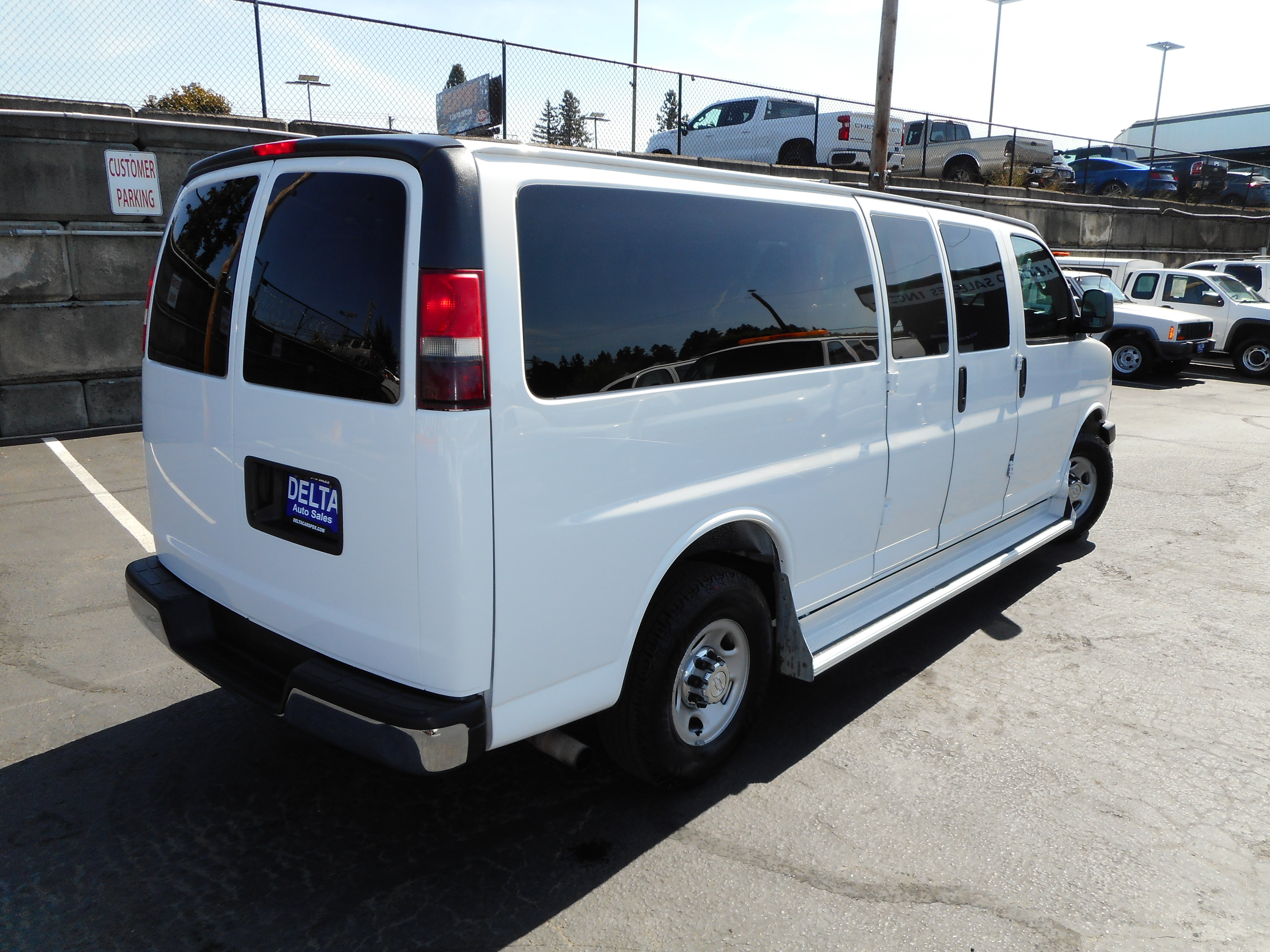 Used 2016 Chevrolet Express 3500 LT w/ LT Preferred Equipment Group RWD image 8