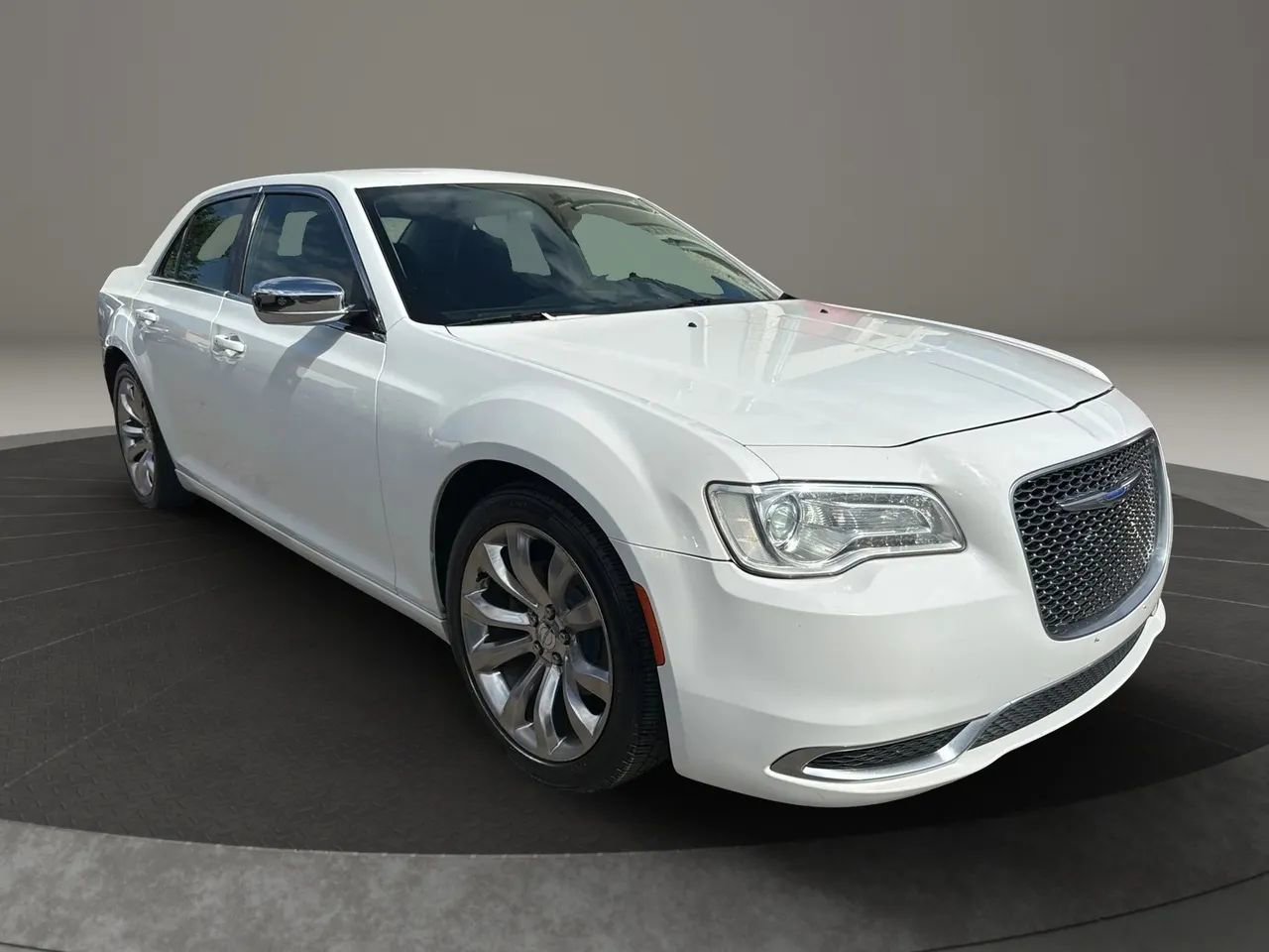 Used 2019 Chrysler 300 Touring w/ Chrome Appearance Package RWD image 3