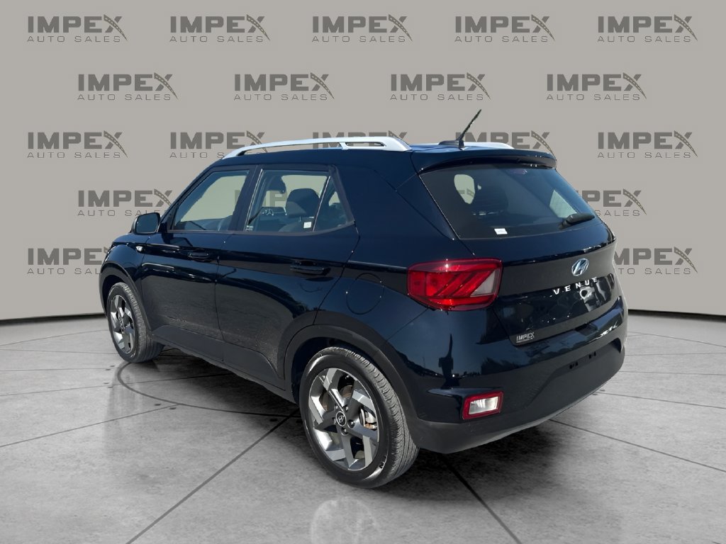 Used 2024 Hyundai Venue SEL FWD image 3