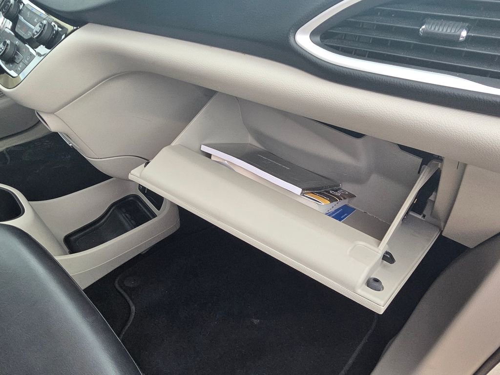 Used 2023 Chrysler Pacifica Touring-L image 32