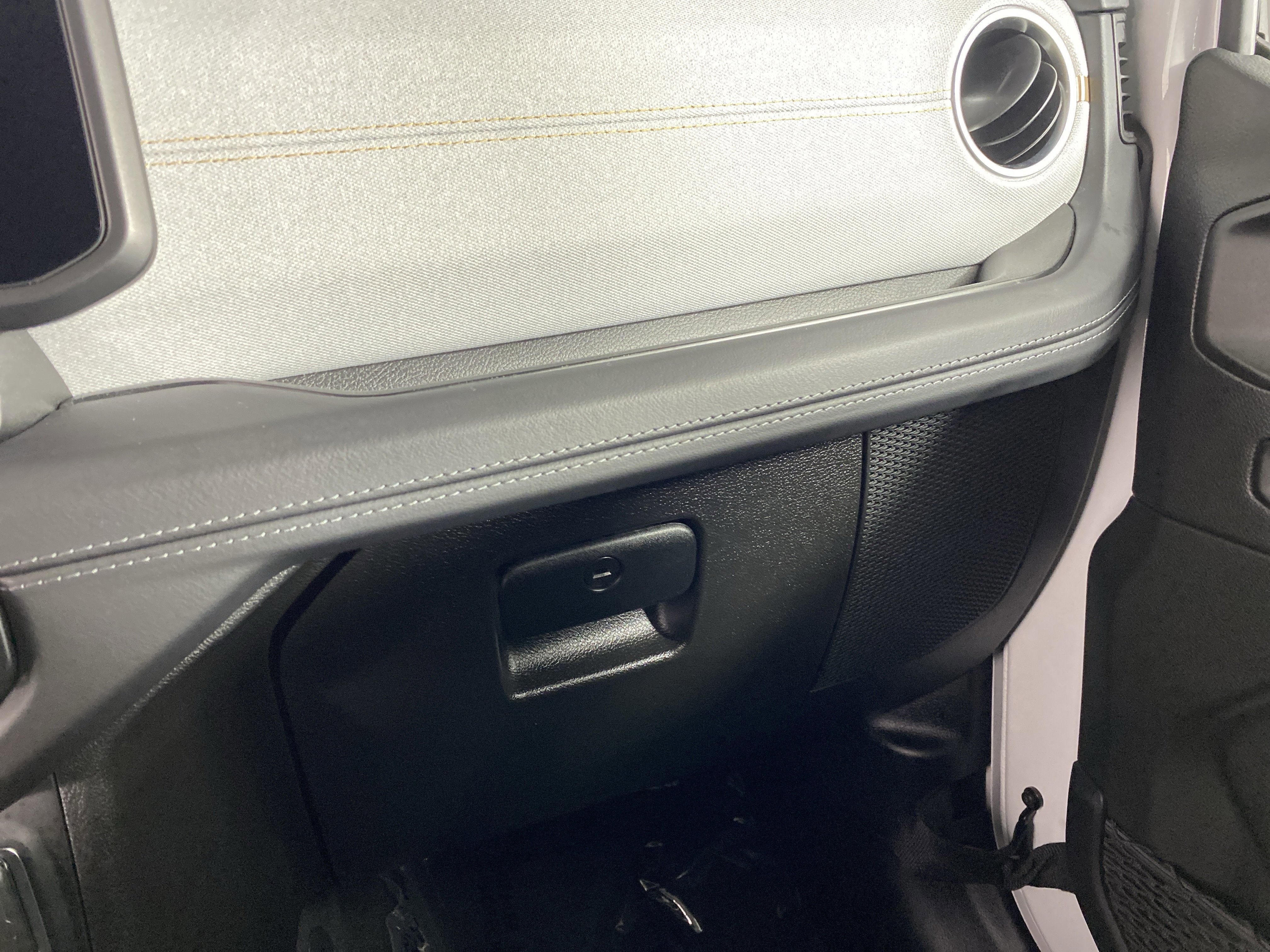 Used 2025 Jeep Wrangler Sahara AWD/4WD image 31