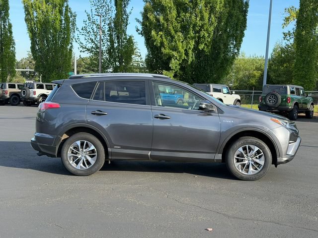 Used 2018 Toyota RAV4 LE AWD/4WD image 2