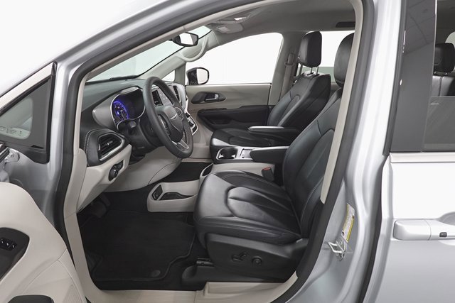 Used 2024 Chrysler Pacifica Touring-L image 9