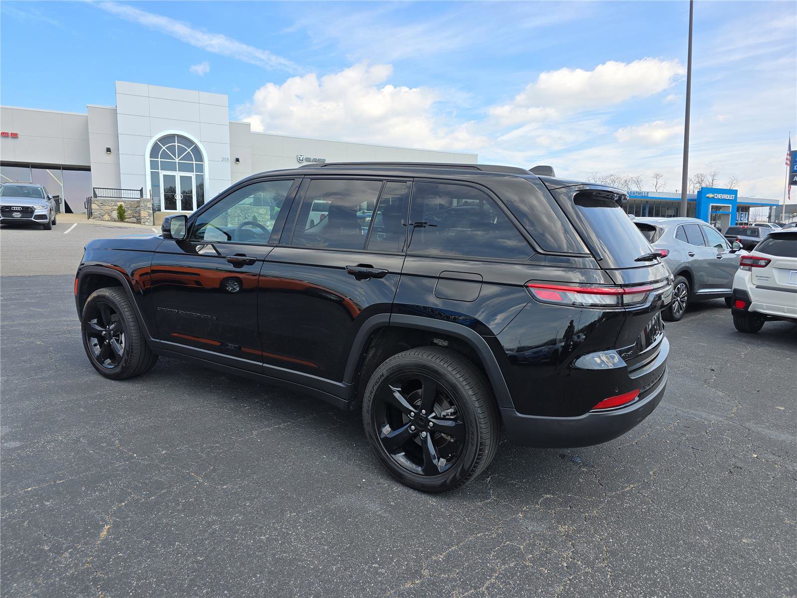 Used 2024 Jeep Grand Cherokee Limited w/ Black Appearance Package image 6