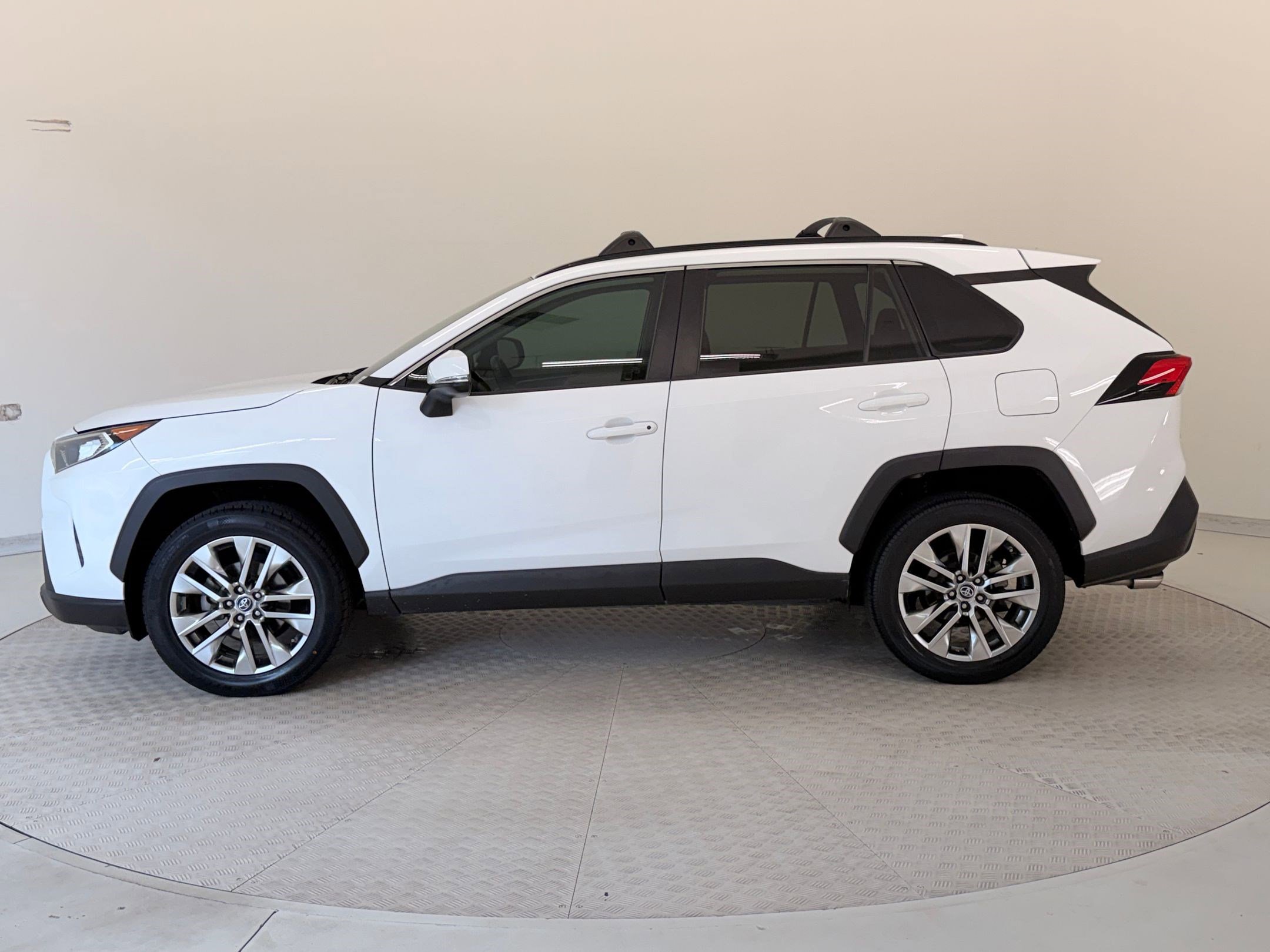 Used 2019 Toyota RAV4 XLE Premium image 2