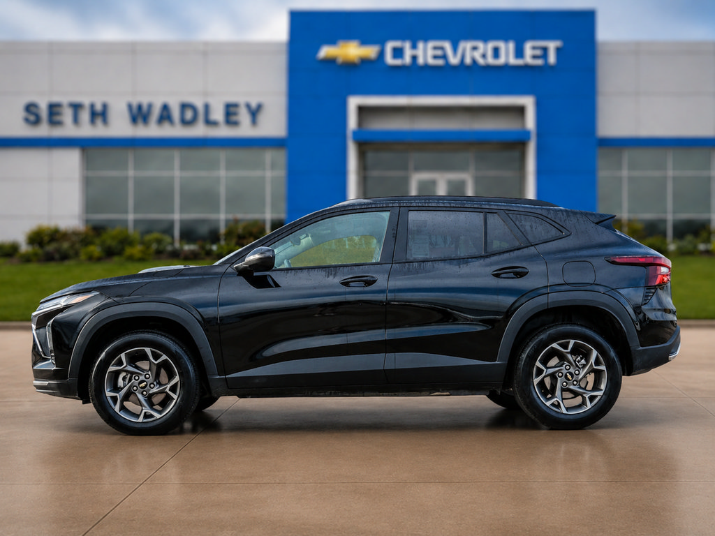Used 2025 Chevrolet Trax LT FWD image 4