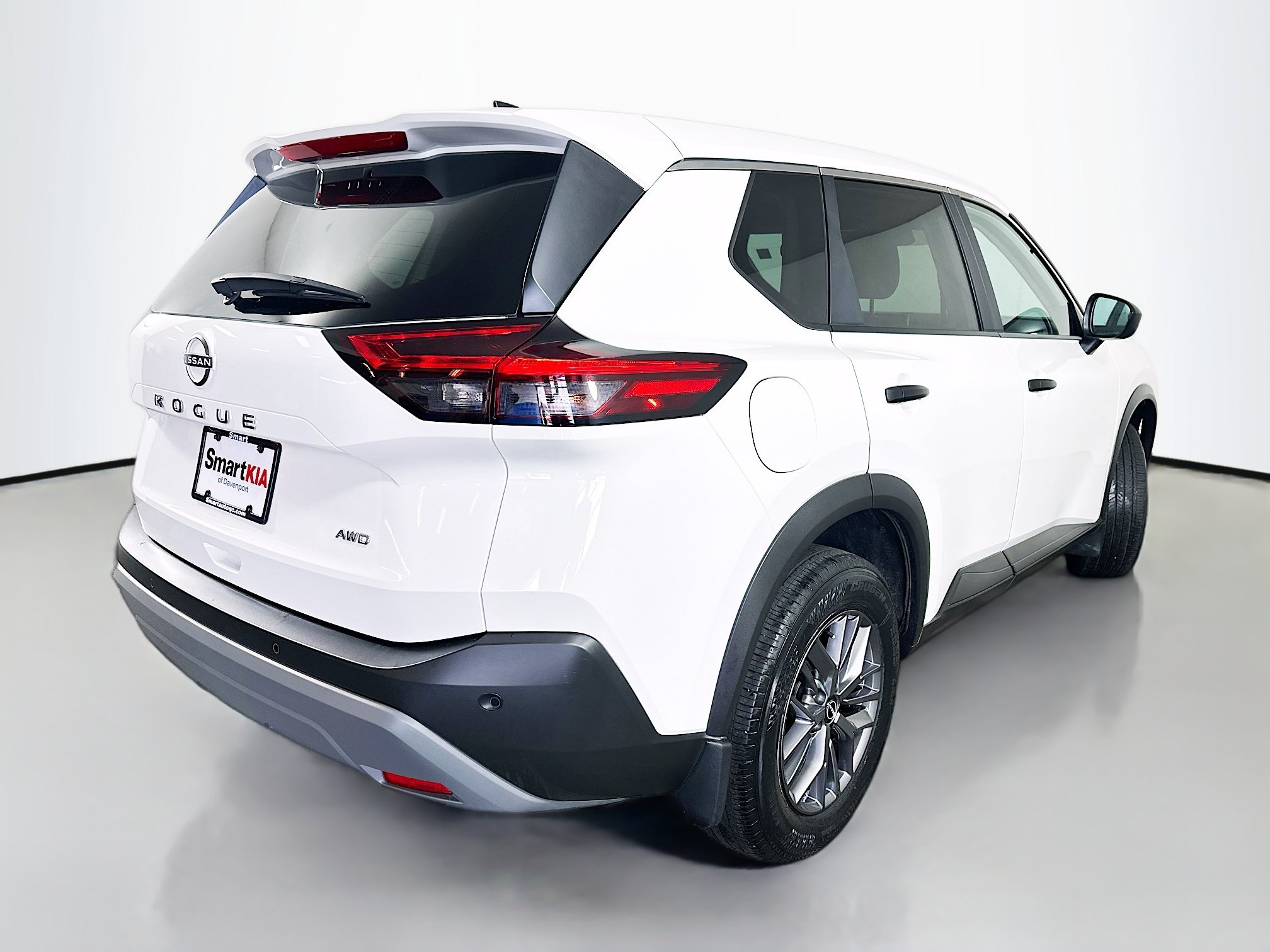 Used 2023 Nissan Rogue S AWD/4WD image 7