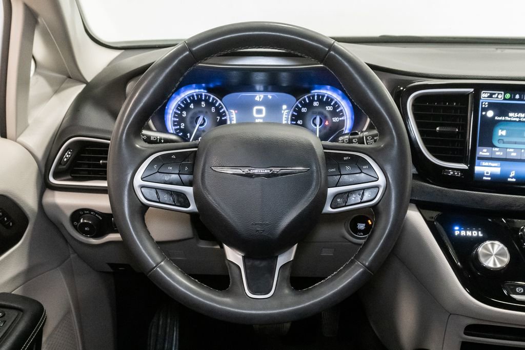 Used 2023 Chrysler Pacifica Touring-L FWD image 12