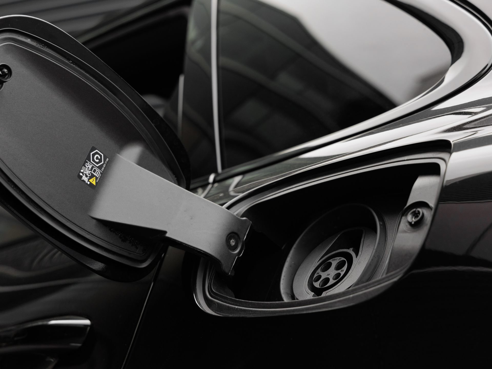 Certified 2025 Porsche Cayenne E-Hybrid AWD/4WD image 30