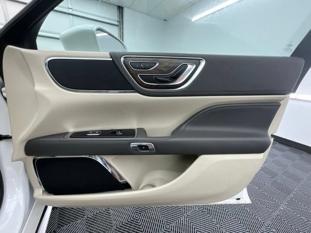 Used 2017 Lincoln Continental Select AWD/4WD image 13