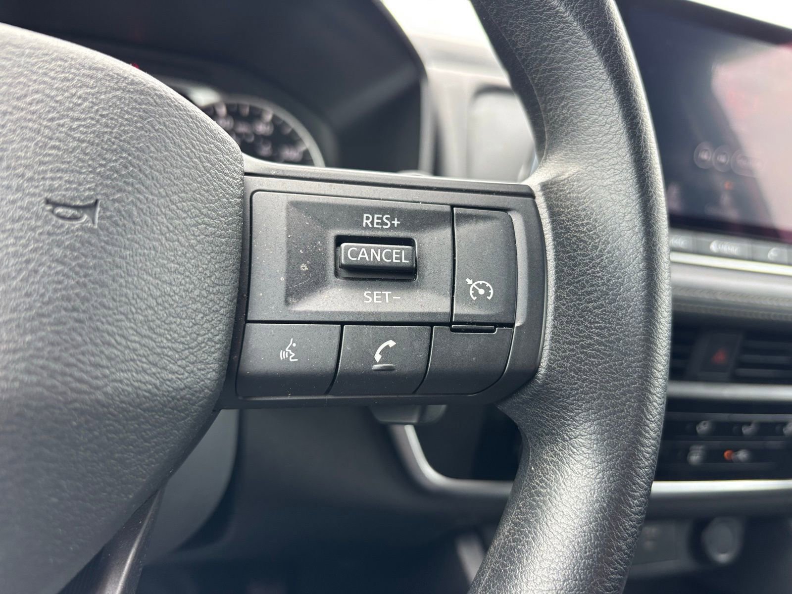 Used 2025 Nissan Rogue S image 21