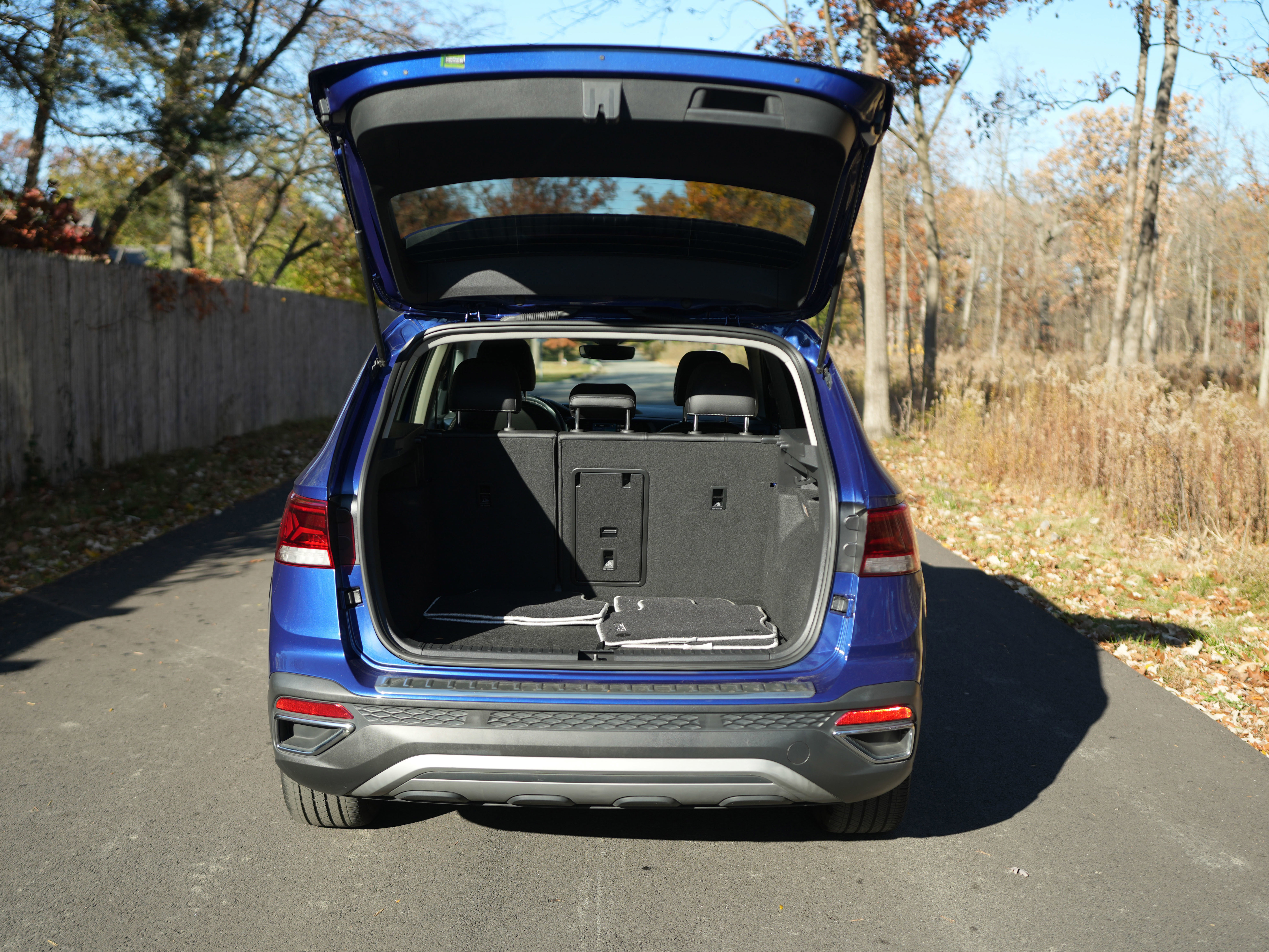 Used 2023 Volkswagen Taos SE w/ Panoramic Sunroof Package image 7