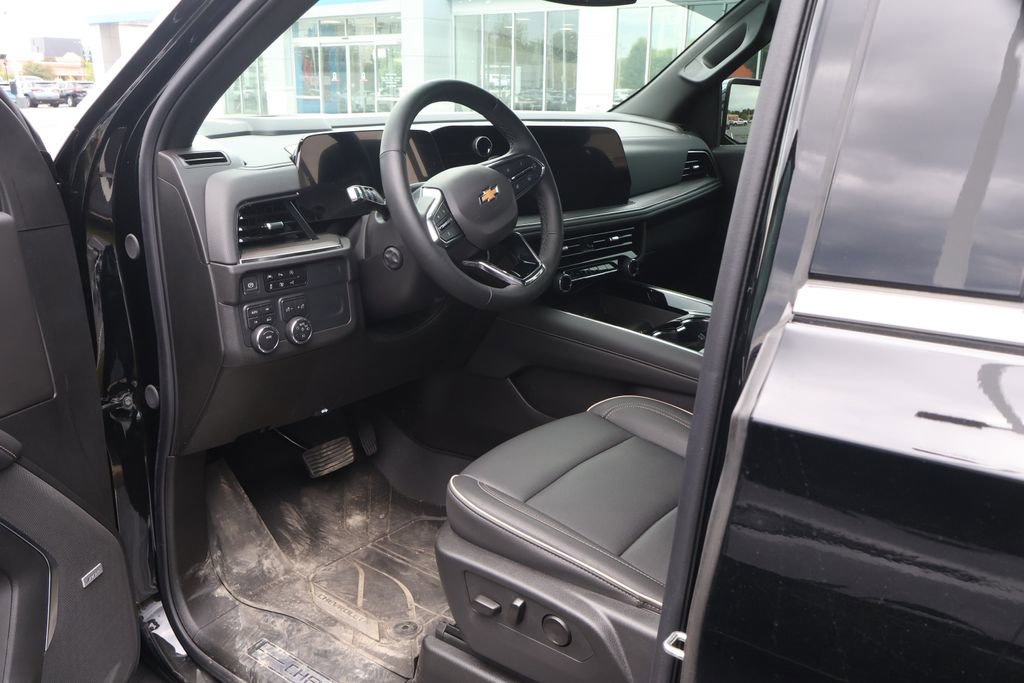 Used 2025 Chevrolet Suburban Premier AWD/4WD image 11