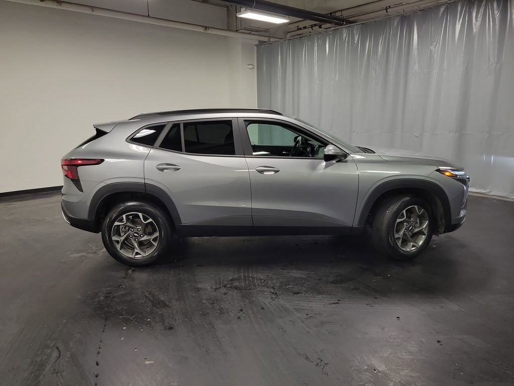 Used 2025 Chevrolet Trax LT image 9