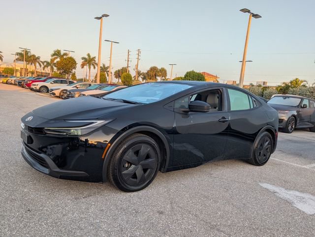 Used 2025 Toyota Prius LE image 3