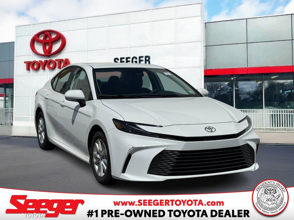 Used 2025 Toyota Camry LE image 1