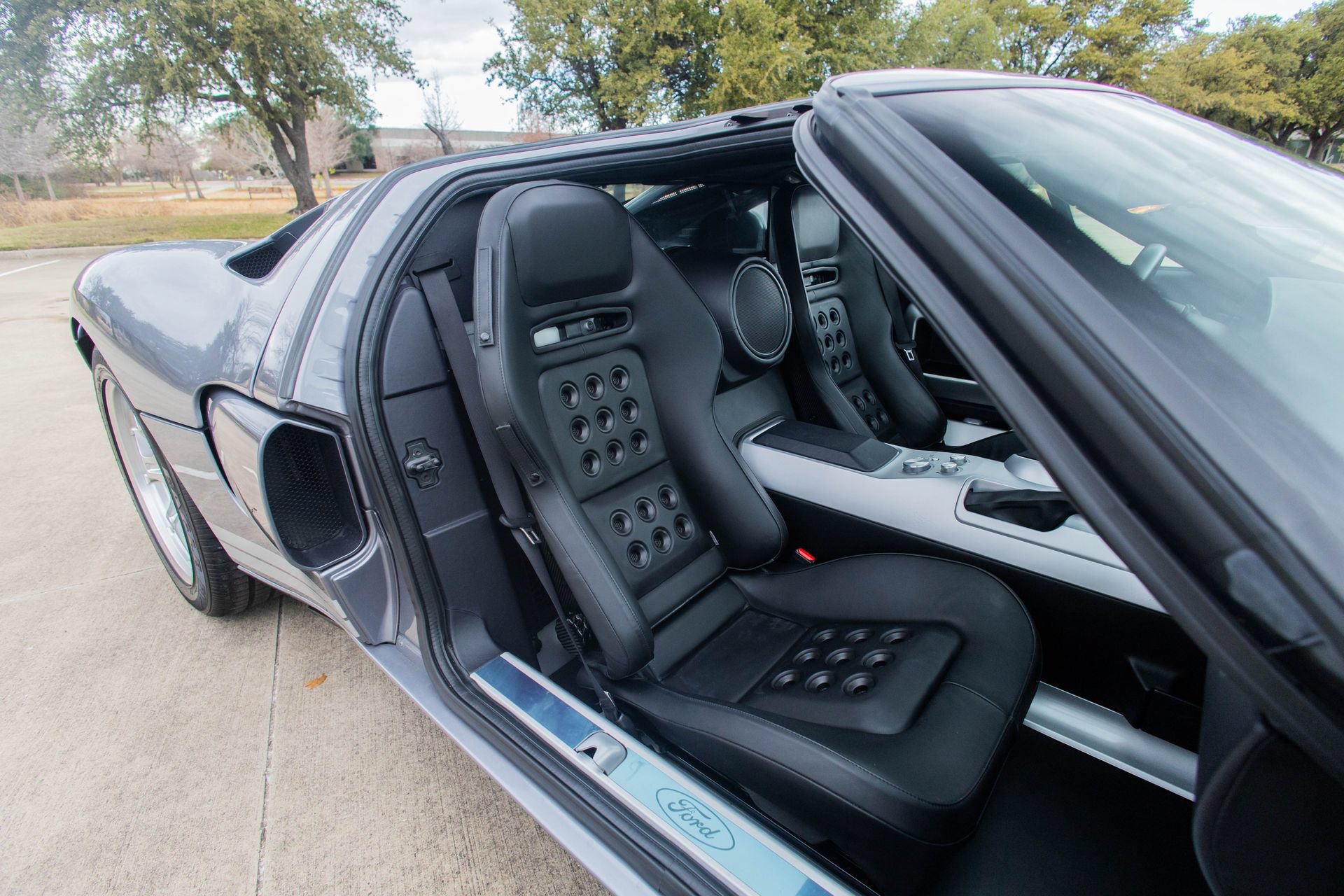 Used 2006 Ford GT RWD image 81