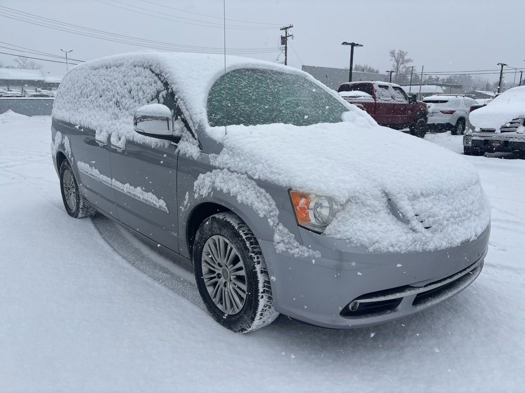 Used 2013 Chrysler Town & Country Touring-L w/ Driver Convenience Group image 7