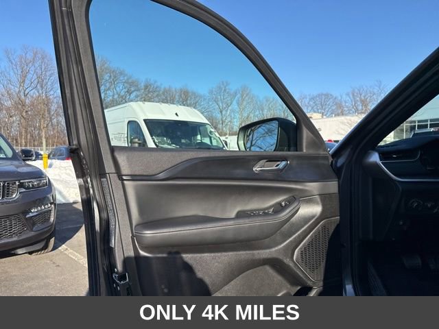 Used 2025 Jeep Grand Cherokee Laredo X image 37