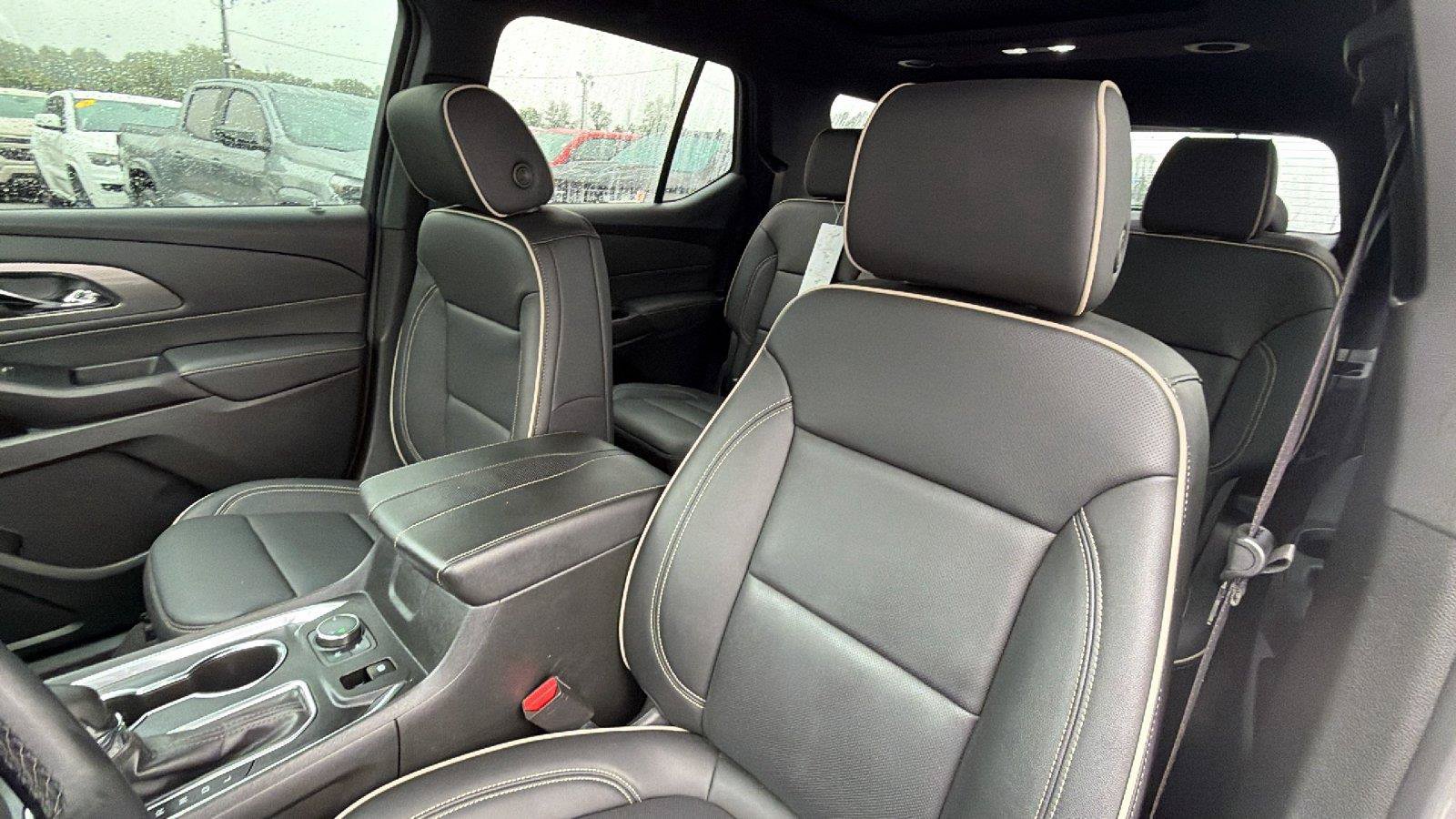 Used 2023 Chevrolet Traverse Premier FWD image 18