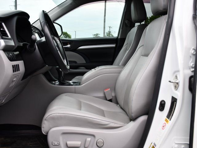 Used 2019 Toyota Highlander XLE FWD image 14