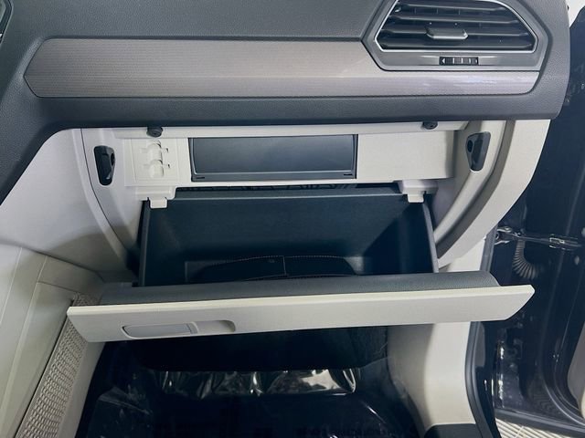 Used 2023 Volkswagen Tiguan SE R-Line image 31