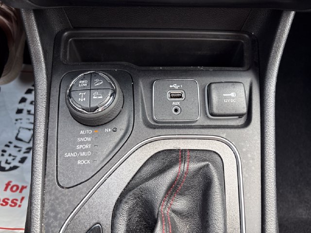 Used 2021 Jeep Cherokee Trailhawk AWD/4WD image 17