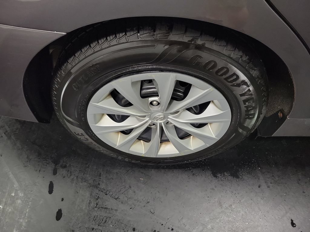 Used 2015 Toyota Camry LE FWD image 11