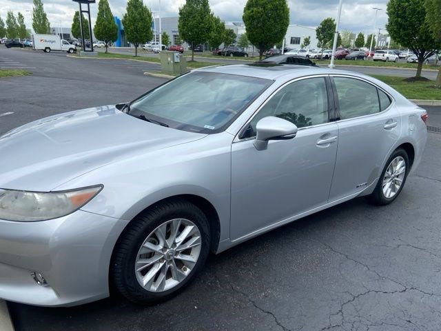 Used 2013 Lexus ES 300h w/ Luxury Pkg FWD image 3