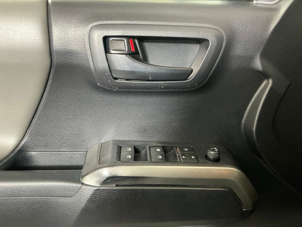 Used 2020 Toyota Tacoma SR5 w/ SR5 Appearance Package (SM) RWD image 18