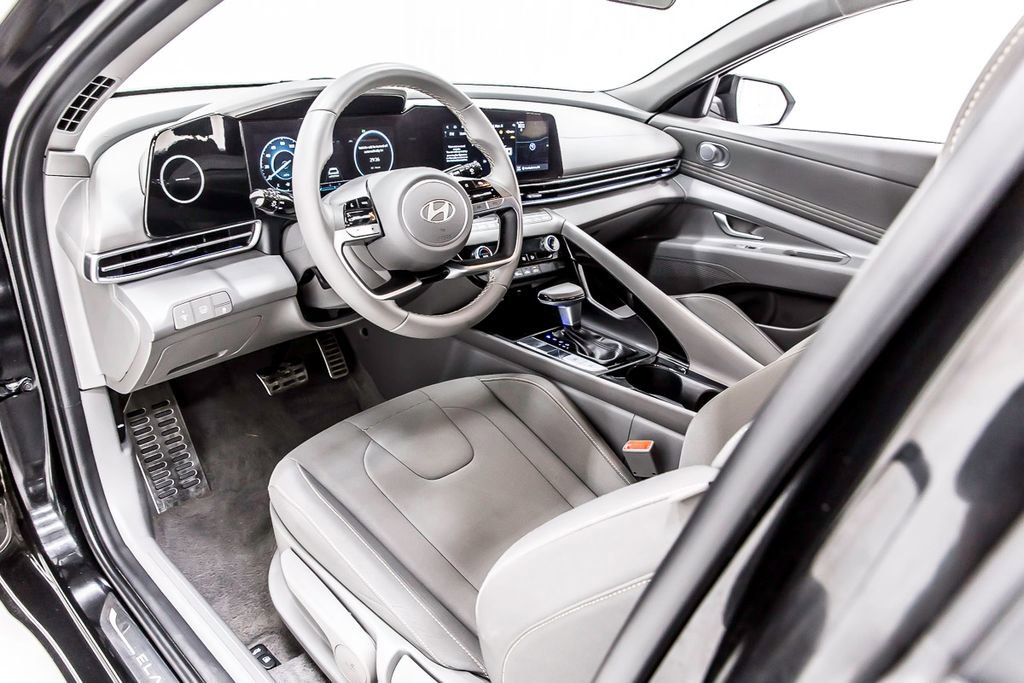 Used 2025 Hyundai Elantra SEL FWD image 25