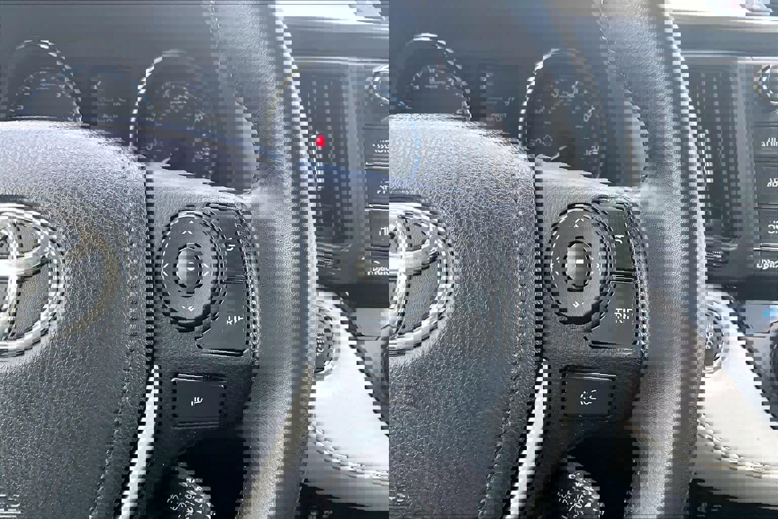 Used 2018 Toyota RAV4 XLE image 25