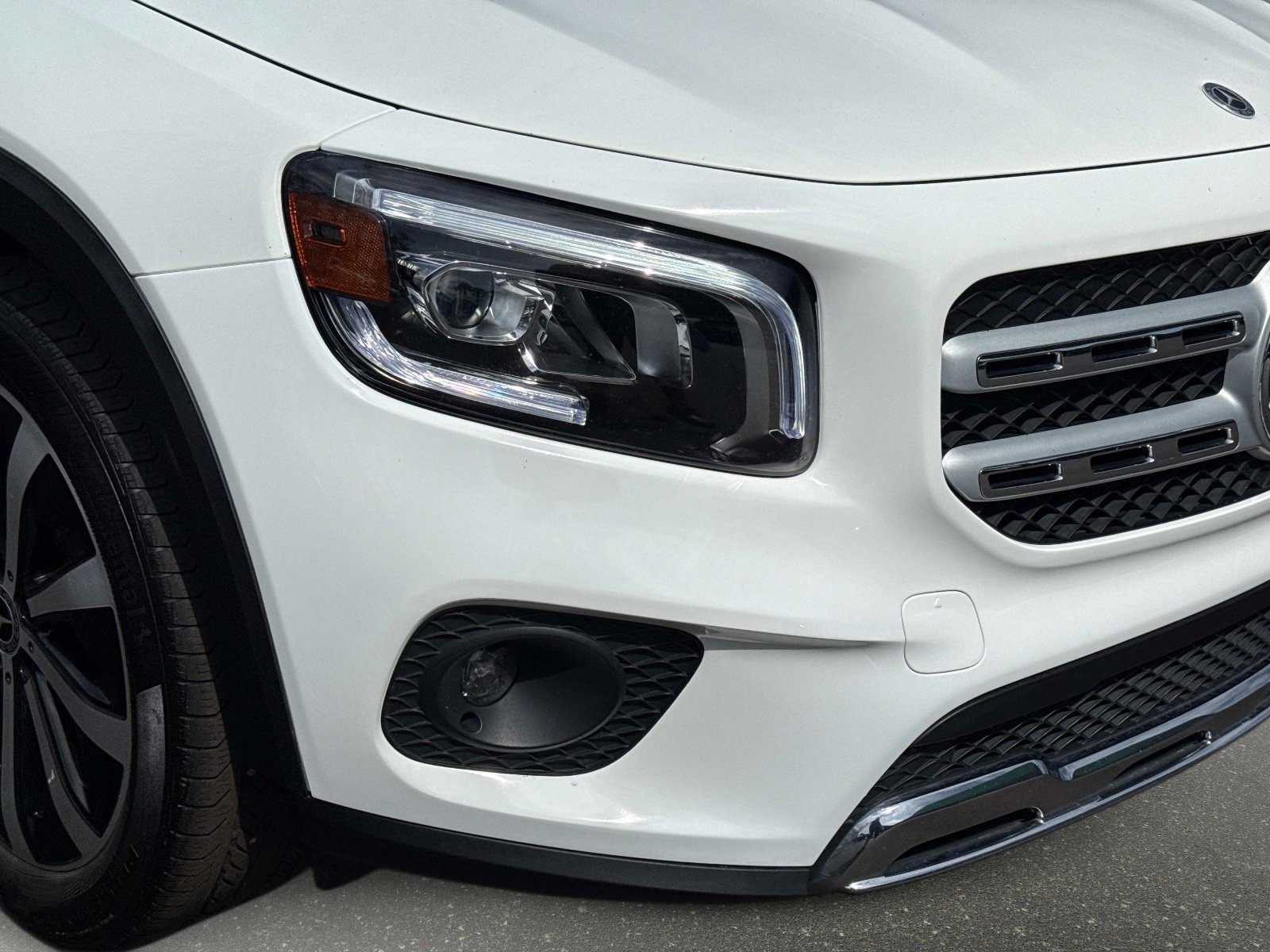 Used 2023 Mercedes-Benz GLB 250 4MATIC w/ Premium Package image 9