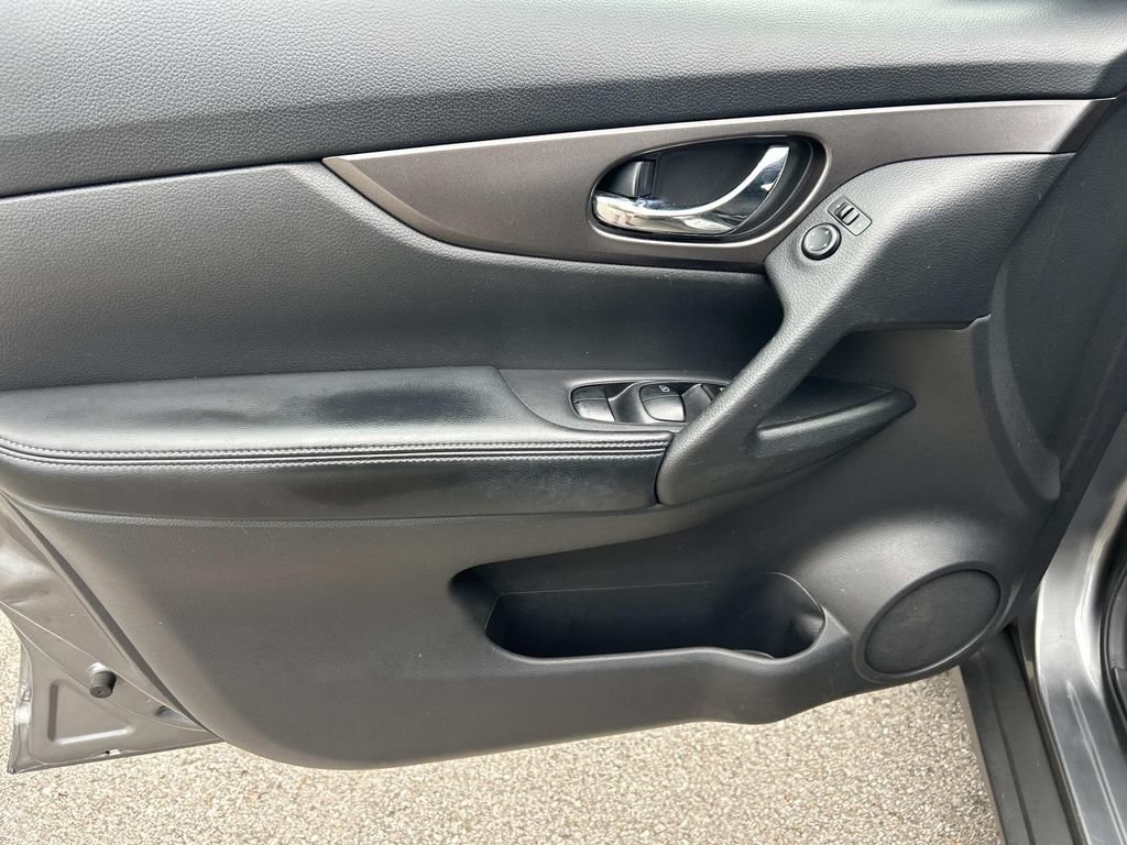 Used 2015 Nissan Rogue SV FWD image 17