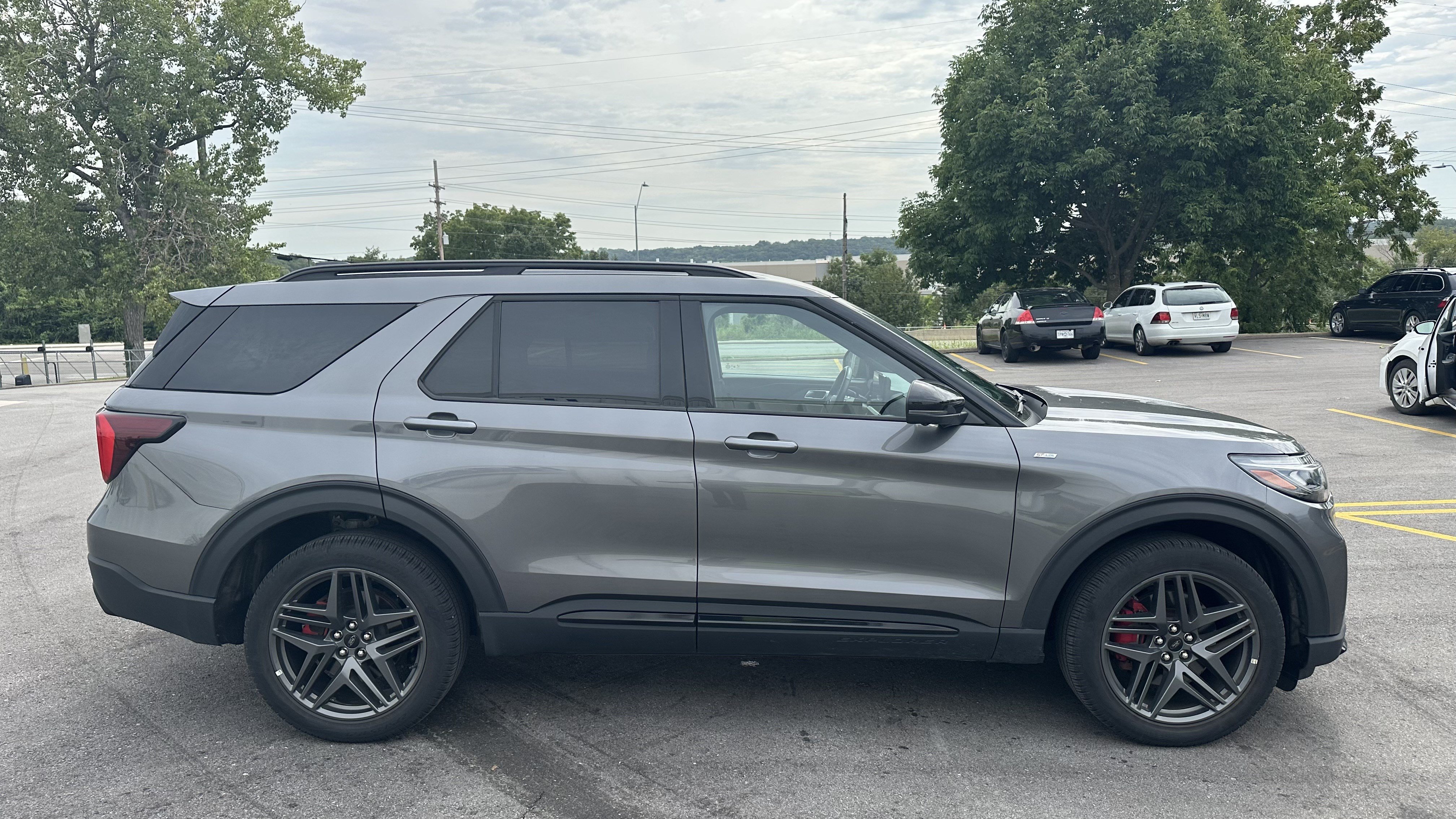 Used 2025 Ford Explorer ST-Line w/ ST-Line Street Pack AWD/4WD image 11