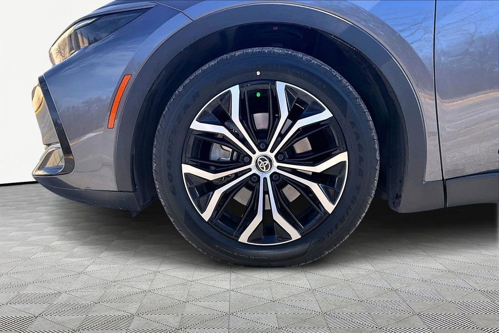 Used 2023 Toyota Crown XLE image 9