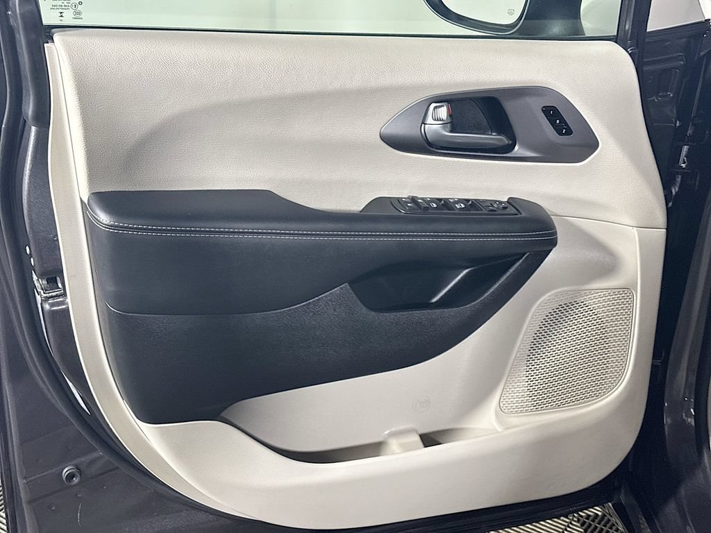 Certified 2023 Chrysler Pacifica Touring-L FWD image 11