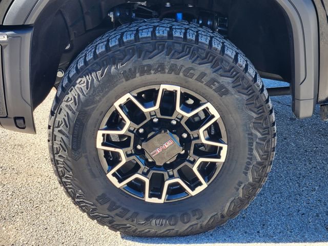 Used 2025 GMC Sierra 2500 AT4X image 8