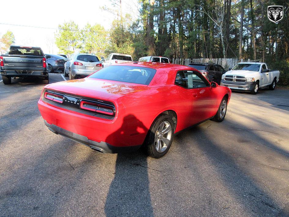 Used 2016 Dodge Challenger SXT image 7