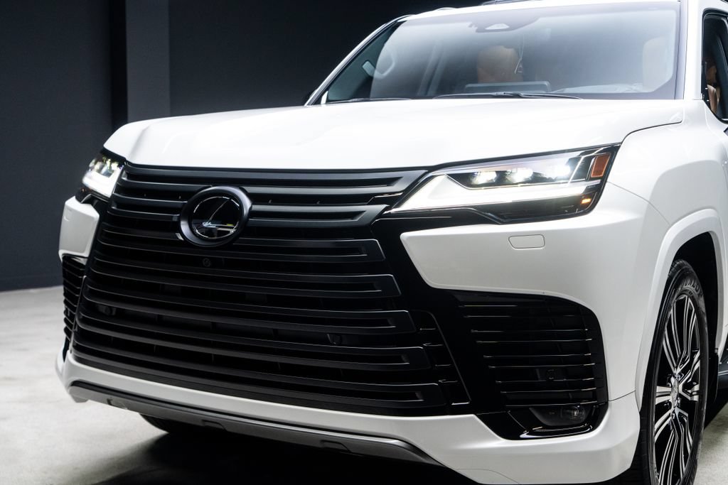 Used 2025 Lexus LX 600 4WD w/ Appearance Package image 4