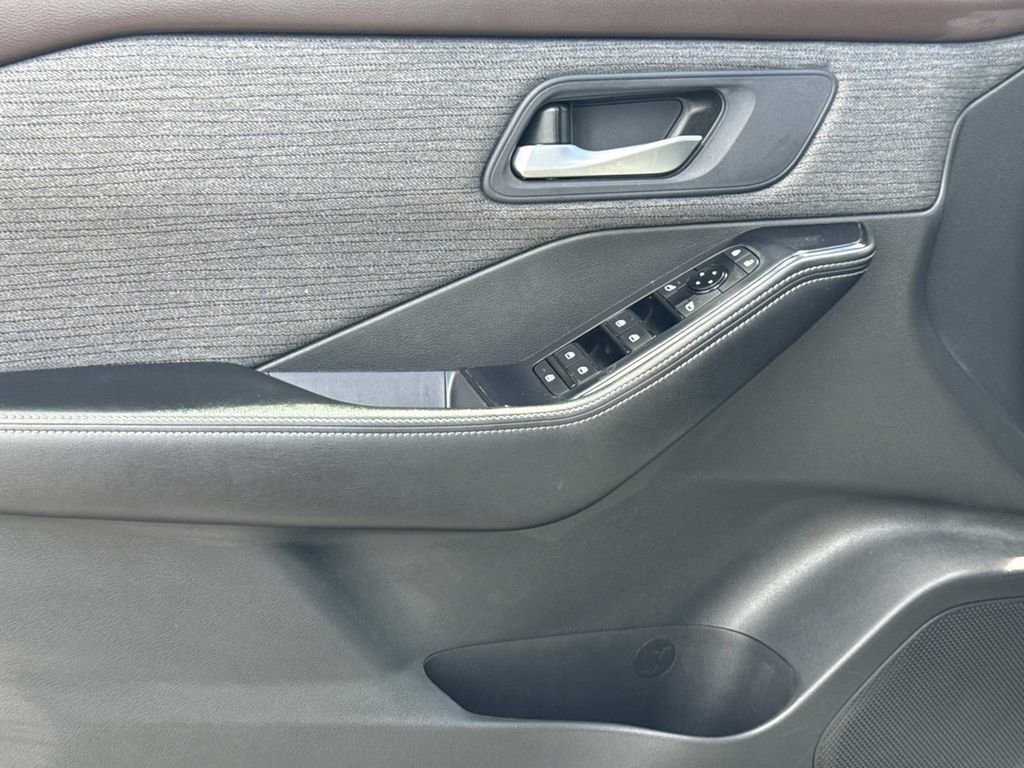 Certified 2023 Nissan Rogue SV AWD/4WD image 17