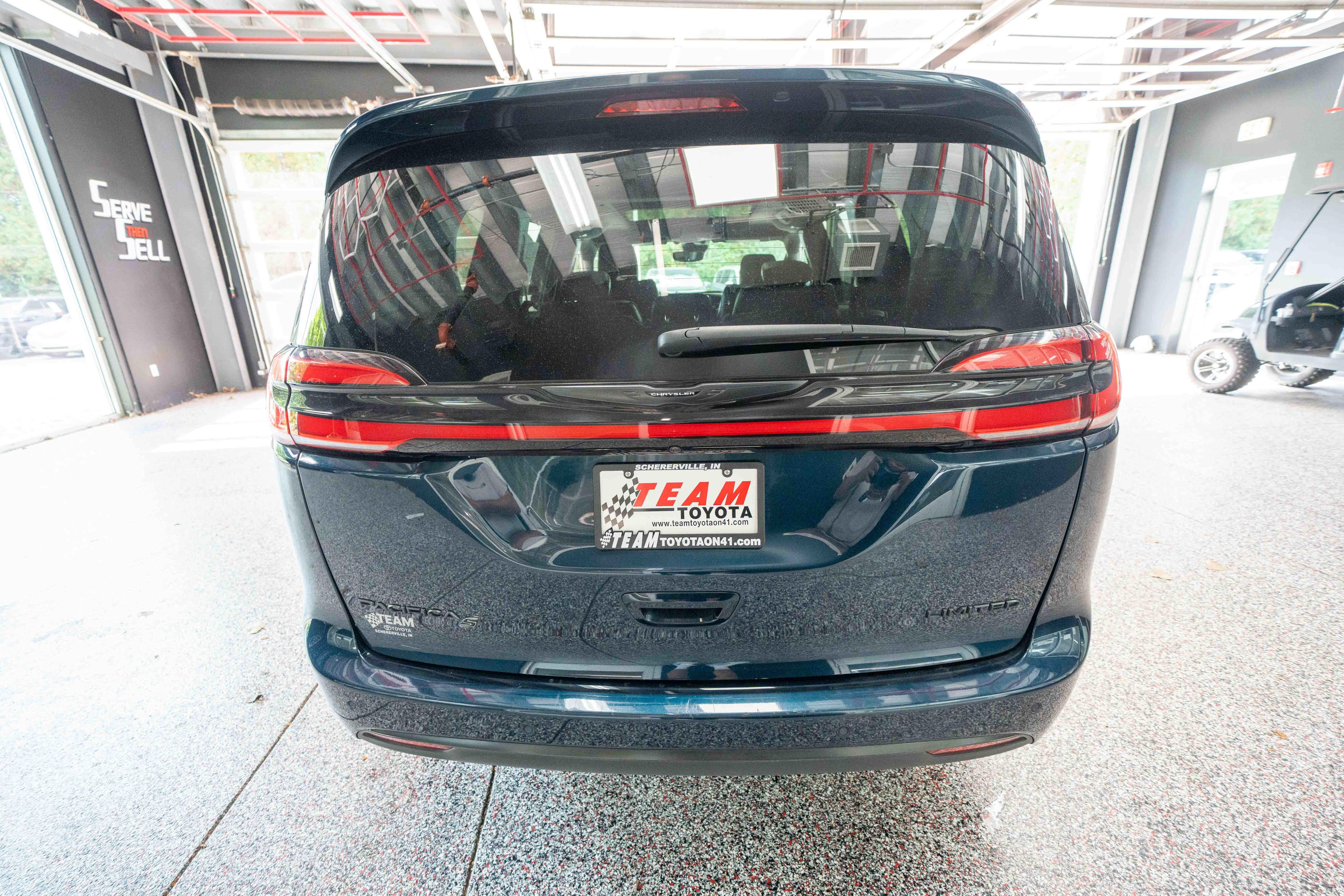 Used 2025 Chrysler Pacifica Limited FWD image 3