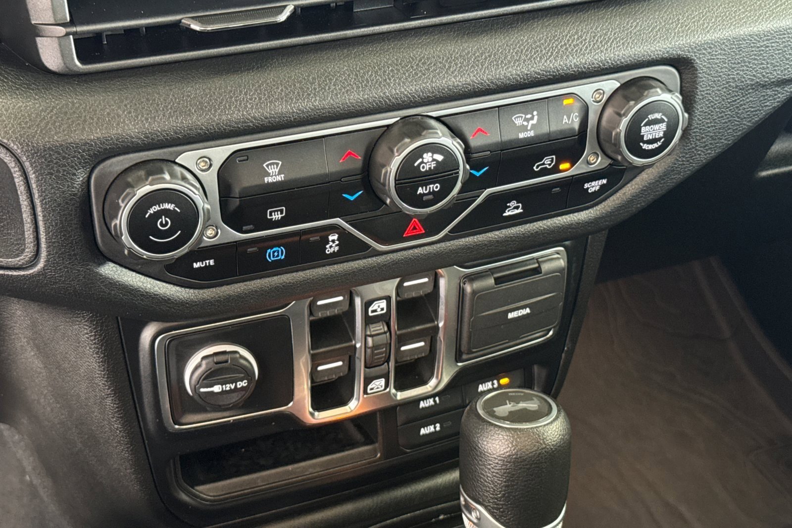 Used 2024 Jeep Wrangler Unlimited w/ Technology Group AWD/4WD image 19