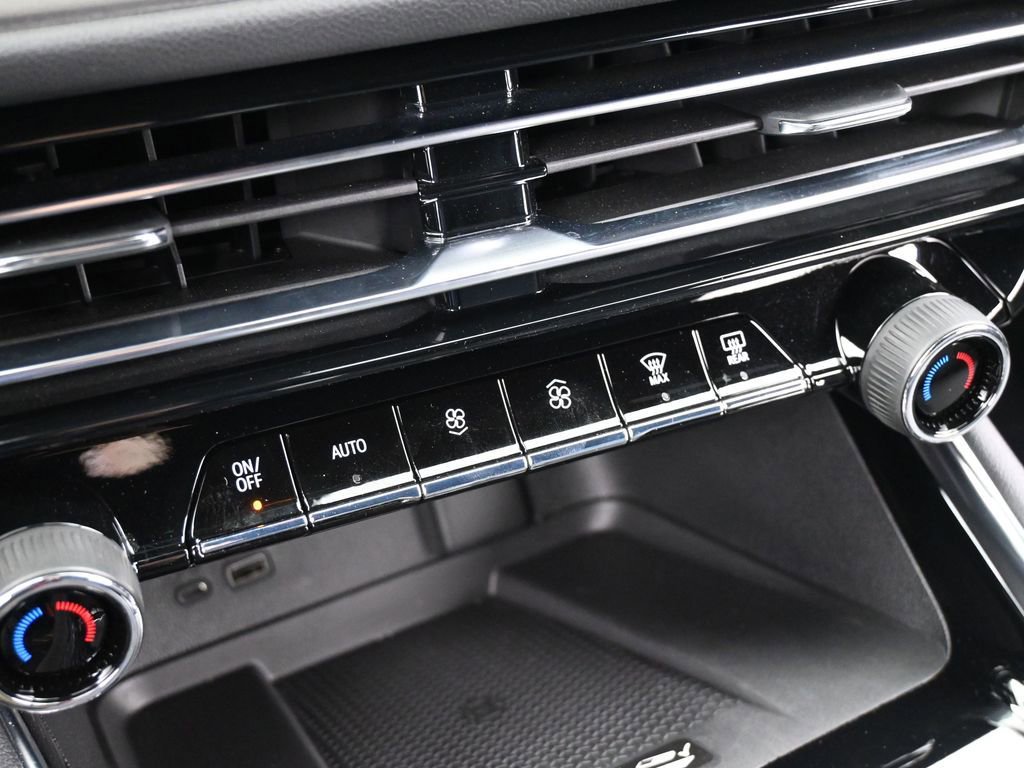 Used 2025 Chevrolet Traverse LT w/ Midnight/Sport Edition image 31