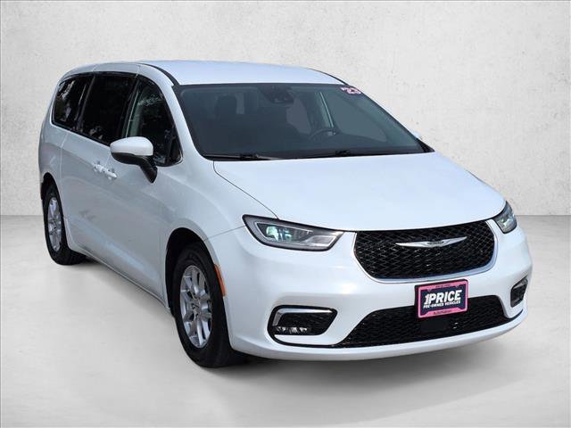 Used 2023 Chrysler Pacifica Touring-L FWD image 3