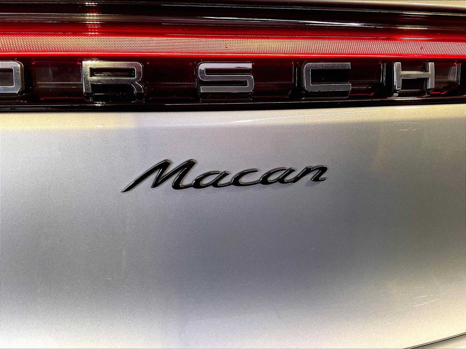 Certified 2023 Porsche Macan AWD/4WD image 35
